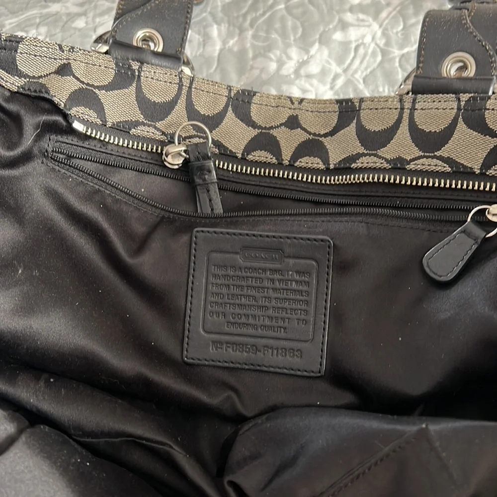 Signature Coach shoulder tote - Picture 3 of 5